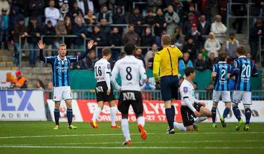 Djurgårdens Aleksander Faltsetas går gult kort och deppar