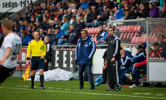 Djurgårdens tränare Per Olsson och avbytarbänken