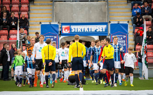 Spelarna på väg in till fotbollsmatchen i Allsvenskan