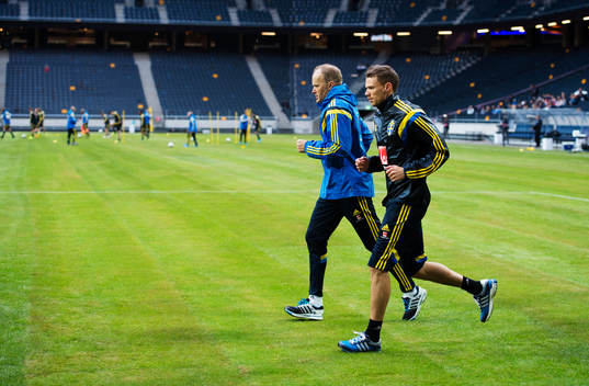 Marcus Berg joggar vid sidan av Sveriges fotbollandslags