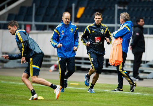 Marcus Berg joggar vid sidan av Sveriges fotbollandslags