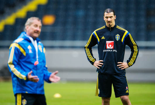 Zlatan Ibrahimovic ser på när förbundskapten Erik