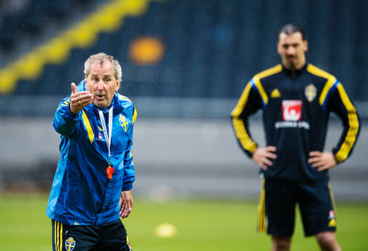 Förbundskapten Erik Hamrén har en genomgång med spelare