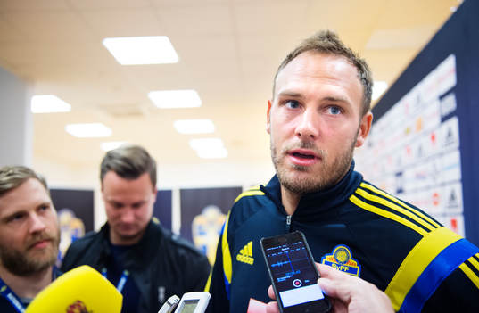 Andreas Granqvist blir intervjuad