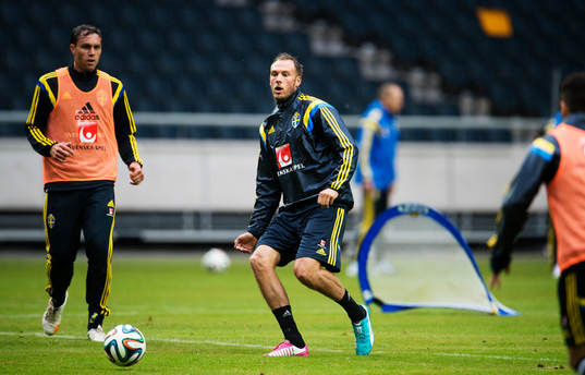 Andreas Granqvist slår en pass på Sveriges