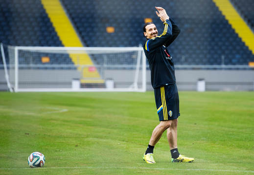 Zlatan Ibrahimovic applåderar publiken på Sveriges
