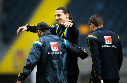 Erkan Zengin omfamnas av Zlatan Ibrahimovic på Sveriges