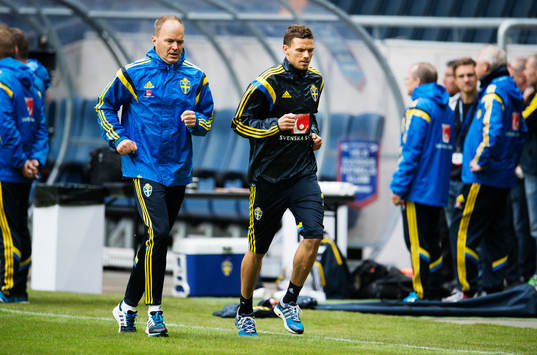 Marcus Berg joggar vid sidan av Sveriges fotbollandslags