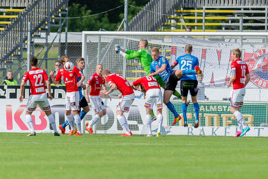 Kalmars målvakt Ole Söderberg rensar undan på hörna