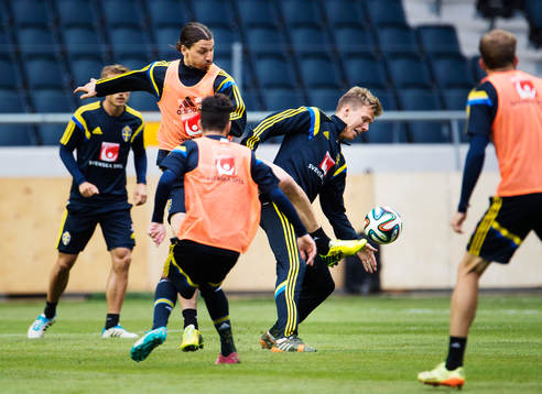 Zlatan Ibrahimovic i kamp om bollen med Pontus Wernbloom
