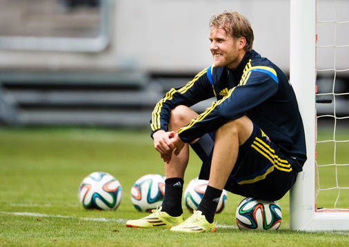 Ola Toivonen sitter på en boll