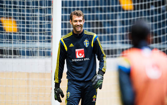 Andreas Isaksson ler