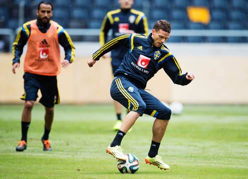 Marcus Berg dribblar