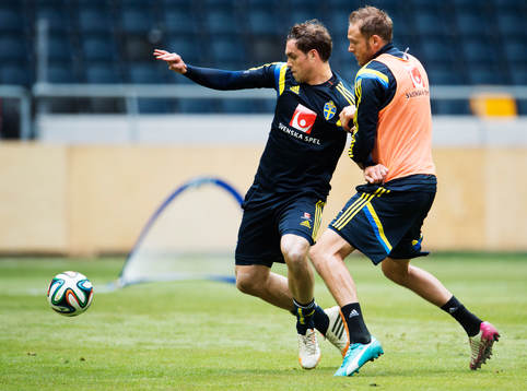 Johan Elmander kämpar mot Andreas Granqvist