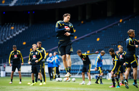 Johan Elmander hoppar
