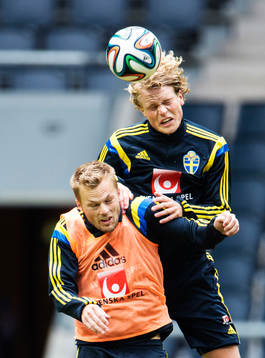 Sebastian Larsson och Oscar Hiljemark i en nickduell