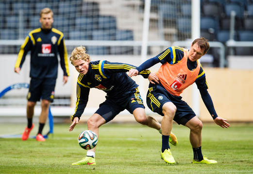 Oscar Hiljemark och Kim Källström kämpar om bollen