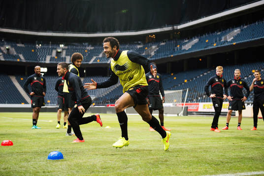 Eden Hazard springer mot Moussa Dembele