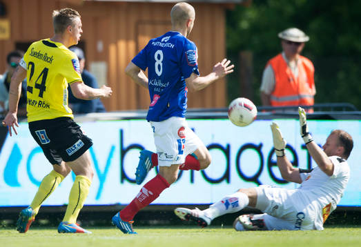 Åtvidabergs målvakt Henrik Gustavsson räddar friläge