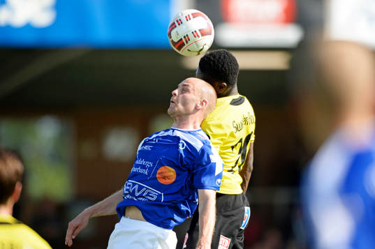 Åtvidabergs Daniel Sjölund och Mjällbys Kwame Bonsu i
