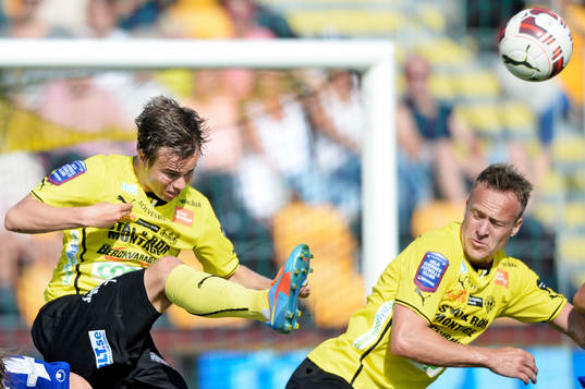 Mjällbys Andreas Blomqvist och Marcus Ekenberg i matchen i