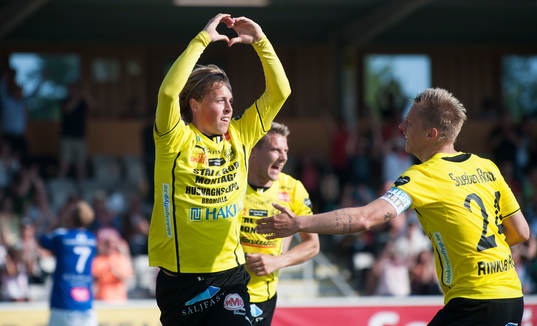 Mjällbys inhoppare Robin Strömberg gjorde 1-0 på