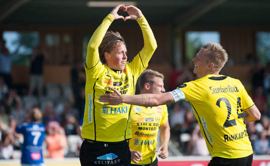 Mjällbys inhoppare Robin Strömberg gjorde 1-0 på