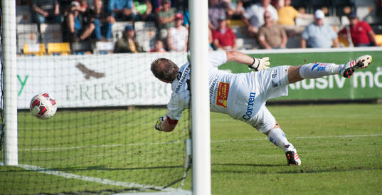 Mjällbys inhoppare Robin Strömberg gör 1-0 och bollen