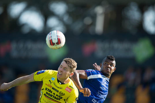 Åtvidabergs Ricardo Santos och Mjällbys Viktor Agardius