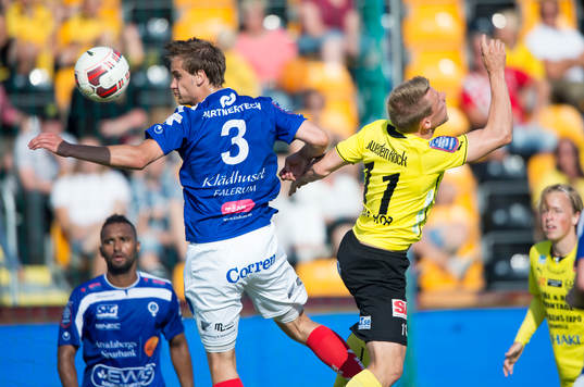 Åtvidabergs Månz Karlsson och Mjällbys Patrik Ingelsten
