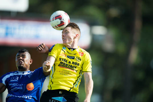 Mjällbys Viktor Agardius och Åtvidabergs Ricardo Santos i