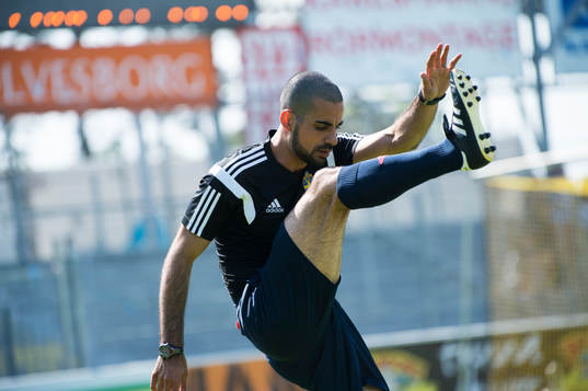 Domaren Mohammed Al-Hakim värmer upp i matchen i