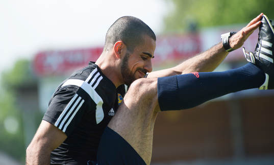 Domaren Mohammed Al-Hakim värmer upp i matchen i