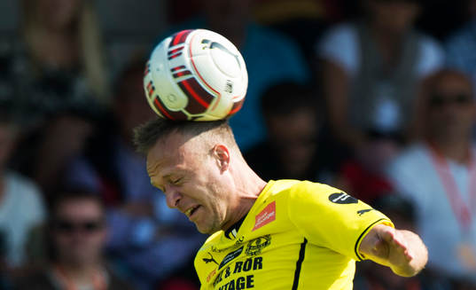 Mjällbys Marcus Ekenberg nickar i matchen i allsvenskan