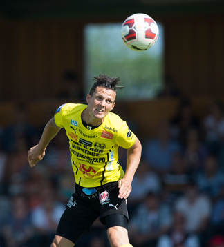 Mjällbys Kristian Haynes nickar i matchen i allsvenskan