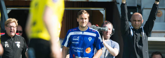 Åtvidabergs Månz Karlsson byts in av tränaren Peter