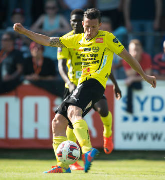Mjällbys Kristian Haynes skjuter i matchen i allsvenskan