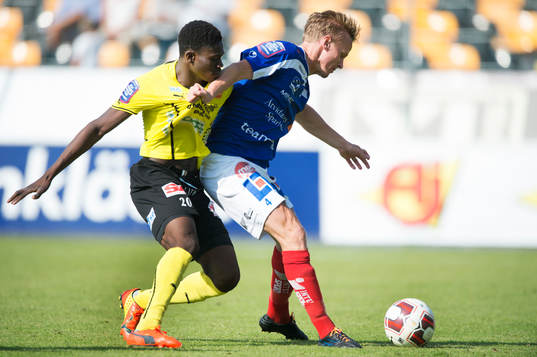 Åtvidabergs Andreas Dahlén och Mjällbys Kwame Bonsu i