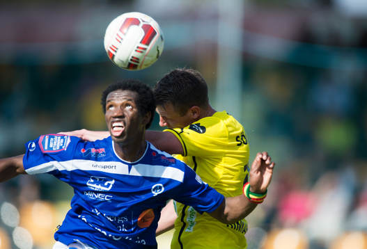Åtvidabergs Mohammed Abubakari nickduellerar med Mjällbys