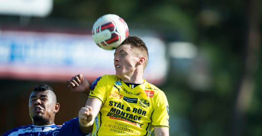 Mjällbys Viktor Agardius och Åtvidabergs Ricardo Santos i