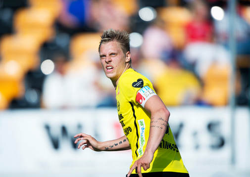 Mjällbys Mattias Håkansson med armbindel Tipselit i