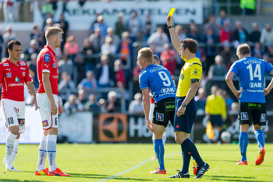 Kalmars Marcus Nilsson får gult kort av Domare Kristoffer