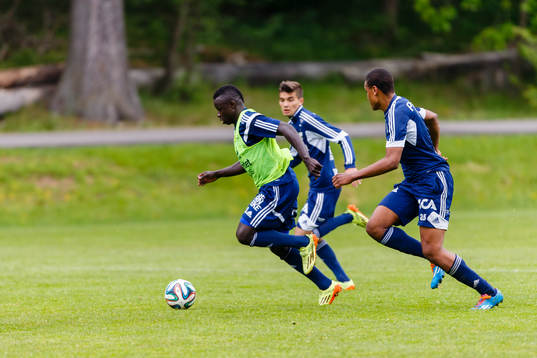IFK Göteborgs Malick Mane med bollen jagas av Martin
