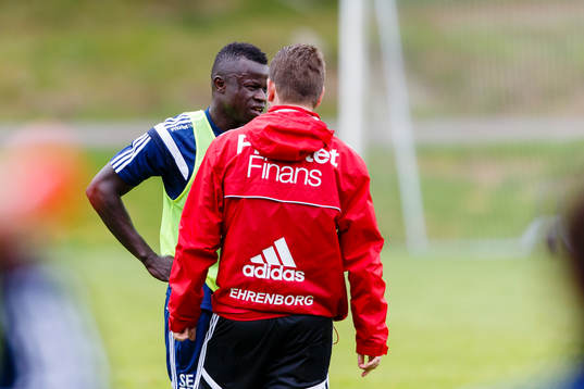IFK Göteborgs Malick Mane pratar med tränare Mikael Stahre