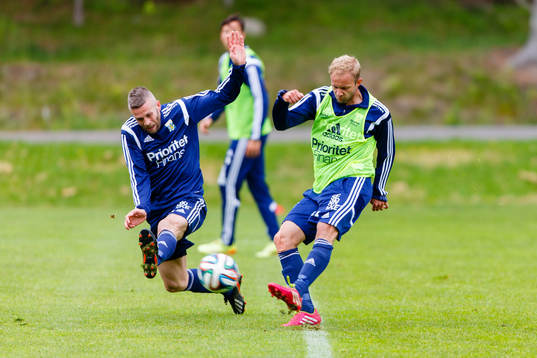 IFK Göteborgs Kjetil Waehler täcker ett skott när Robin