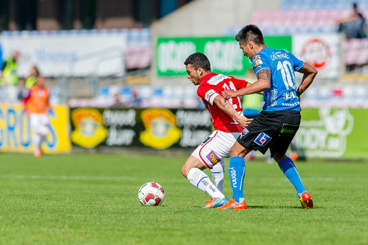 Kalmars Ismael Silva Lima och Halmstads Antonio Rojas