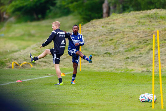 n140531 IFK Göteborgs May Mahlangu och sjukgymnast Fredrik