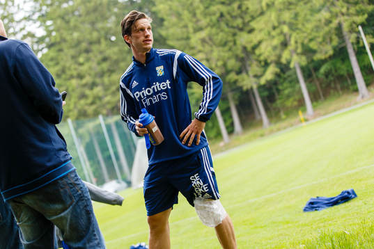 IFK Göteborgs Gustav Svensson med en ispåse på vänster