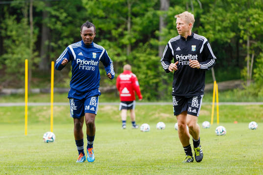IFK Göteborgs May Mahlangu och sjukgymnast Fredrik Larsson
