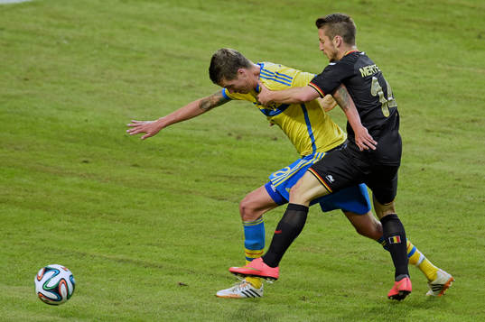 Belgiens Dries Mertens drar ner Sveriges Mikael Lustig